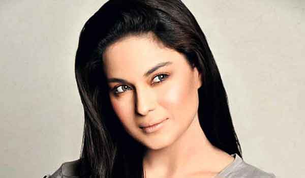 Veena Malik cute face
